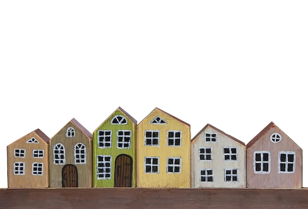 Houten speel goed huizen op een witte achtergrond Miniatuur stad gemaakt van hout