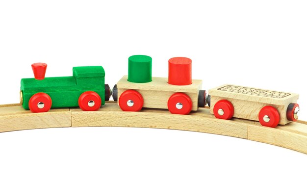 Houten speelgoed gekleurde trein geïsoleerd op een witte achtergrond