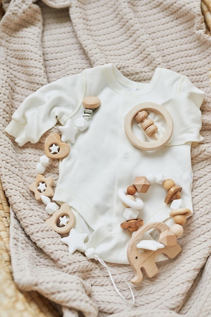 Houten speelgoed, rammelaars, bijtringen, tepelhouder. Ontwikkeling van de baby, fijne motoriek. Producten en accessoires voor kinderen en pasgeborenen. Kinderkleding. Wenslijst voor zwangerschap en babyshower.