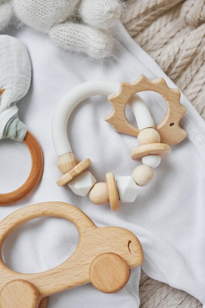 Houten speelgoed, rammelaars, bijtringen, tepelhouder. Ontwikkeling van de baby, fijne motoriek. Producten en accessoires voor kinderen en pasgeborenen. Kinderkleding. Wenslijst voor zwangerschap en babyshower.