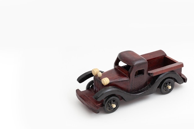 Houten speelgoedauto geïsoleerd op witte achtergrond