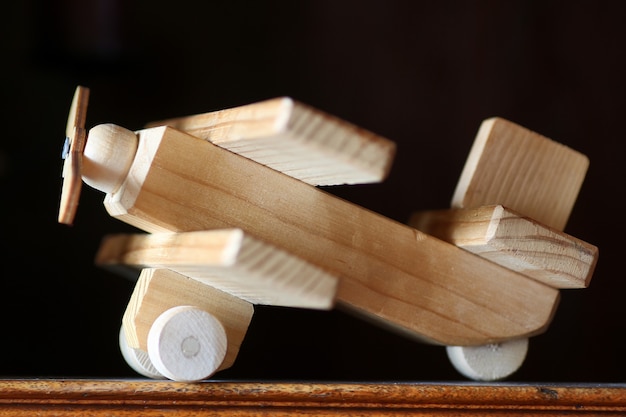 houten speelgoedvliegtuig op tafel