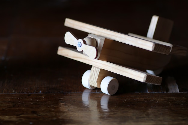 Houten speelgoedvliegtuig op tafel