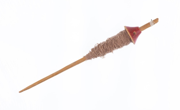 houten spindel met garen geïsoleerd op witte achtergrond
