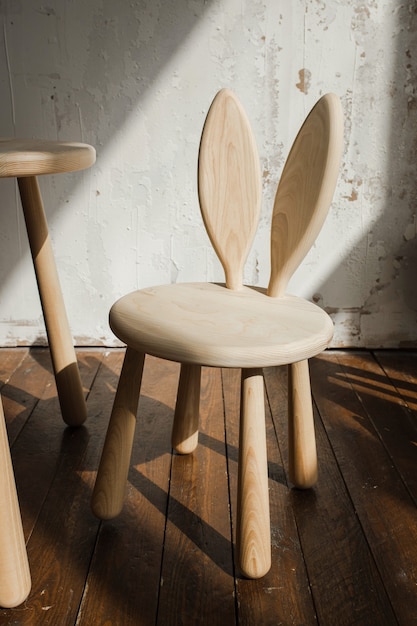 Foto houten stoel gemaakt van milieuvriendelijk hout in de kamer