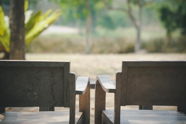 Houten stoel in tuinpark