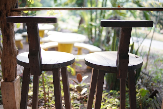 Houten stoel op balkonterras om uit te rusten