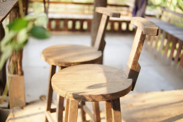 Houten stoel op balkonterras om uit te rusten