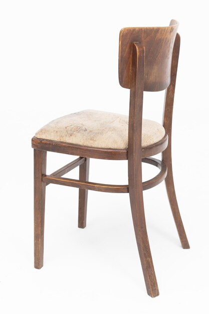 Houten stoel uit de jaren zeventig en tachtig van de vorige eeuw met zachte stoel Pools ontwerp en productie Zicht van de zijkant