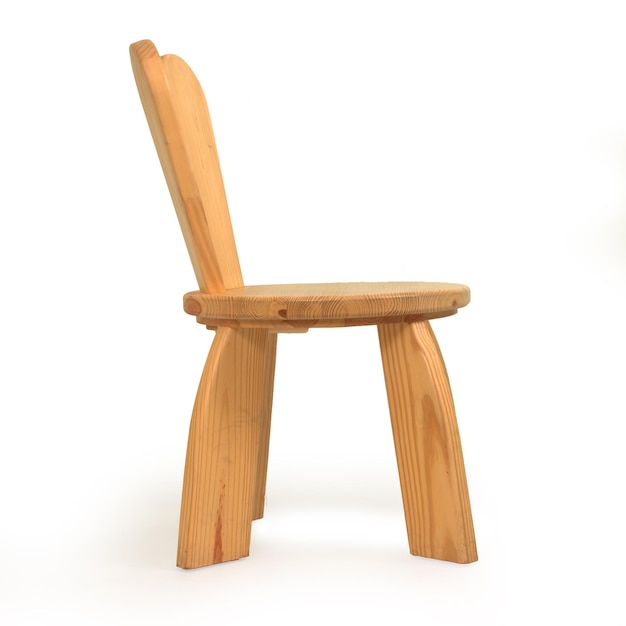 Houten stoelen geïsoleerd op een witte achtergrond.