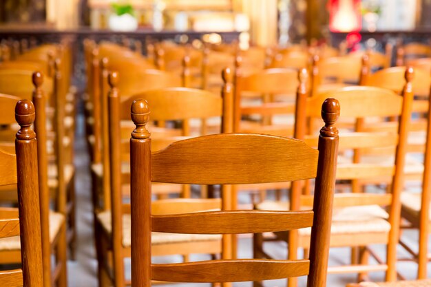 Houten stoelen in de hal van de oude kerk, europa.