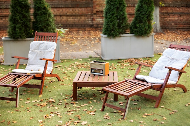 Houten stoelen in de tuin. Twee ligstoelen op gazon op picknick.