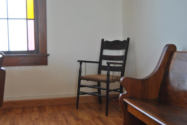 Foto houten stoelen op een hardhouten vloer in een kerk