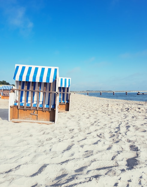 houten strandstoelen aan de kust van de Oostzee