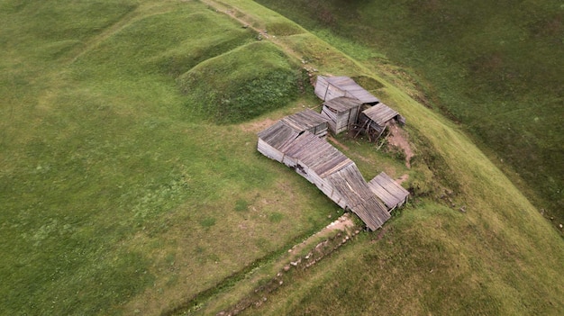 Houten structuur op een groen veld bovenaanzicht vanaf de drone