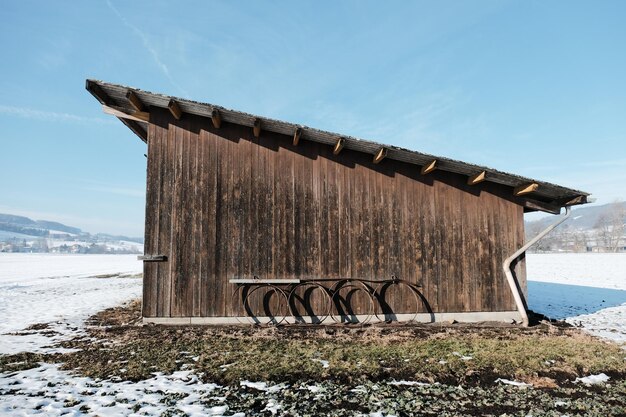 Houten structuur op het veld tegen de lucht tijdens de winter