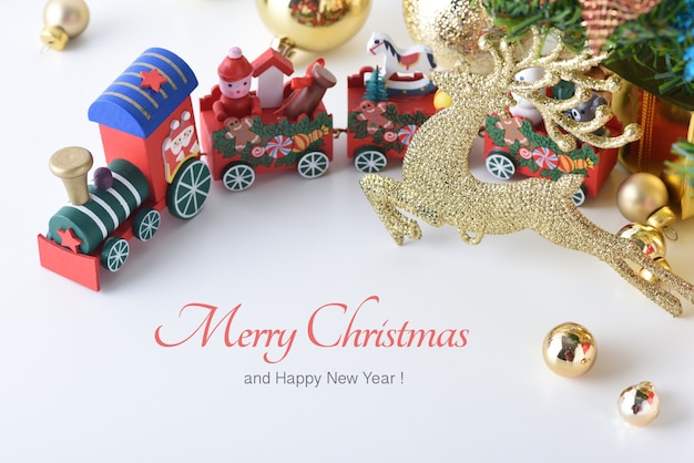 Houten stuk speelgoed trein in vrolijke Kerstmis en Gelukkig Nieuwjaar met Vieringsballen en andere DE