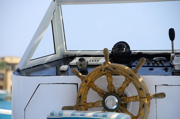 Foto houten stuur van boot