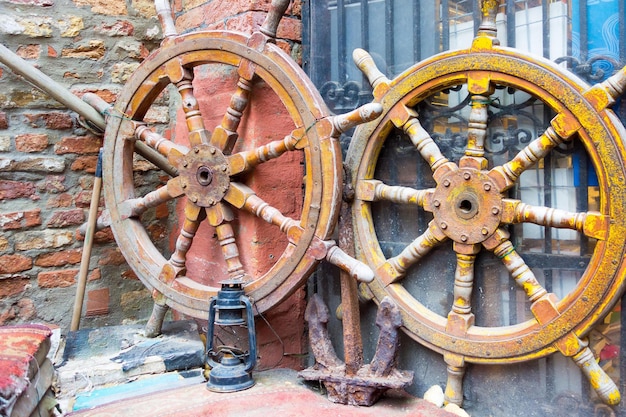 Houten stuurwielen van een oud zeeschip of schip