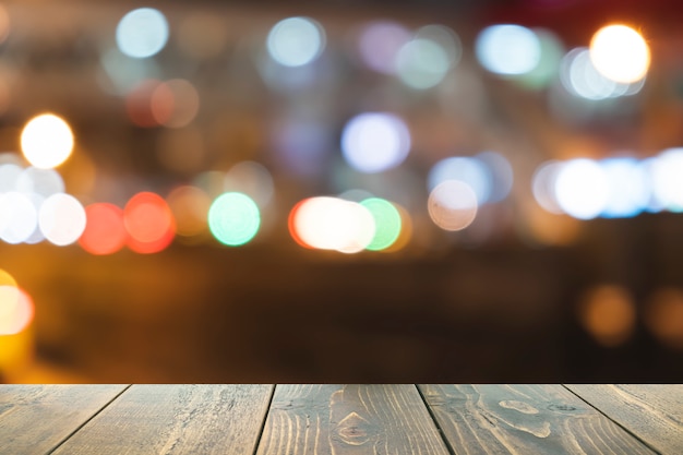 Houten tafel aan de voorkant wazig kleurrijke bokeh achtergrond, voor presentatie en sjabloon product