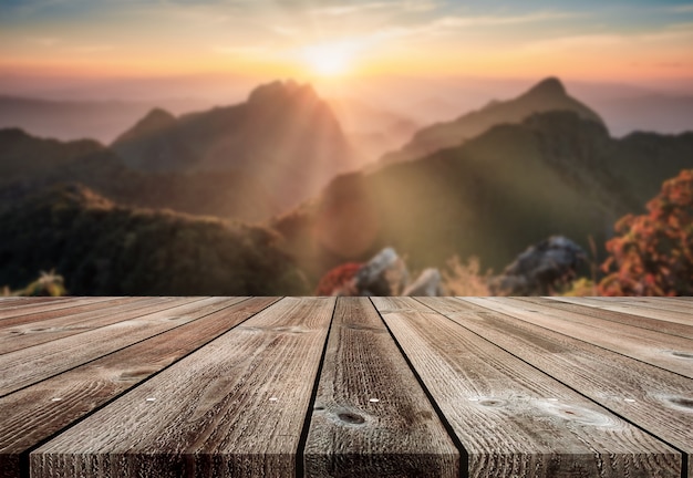 Houten tafel bij wazig zonsondergang op berg