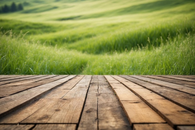 Houten tafel en achtergrond van groen gras