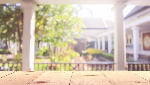 Houten tafel en achtertuin