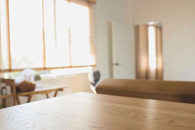 Houten tafel en onscherpe kamer achtergrond