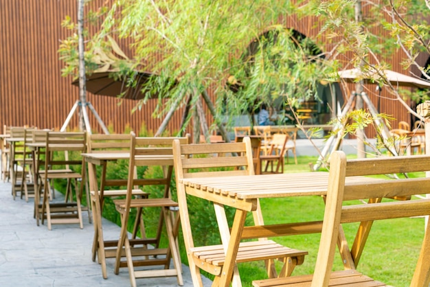 Houten tafel en stoel in café en restaurant buiten coffeeshop