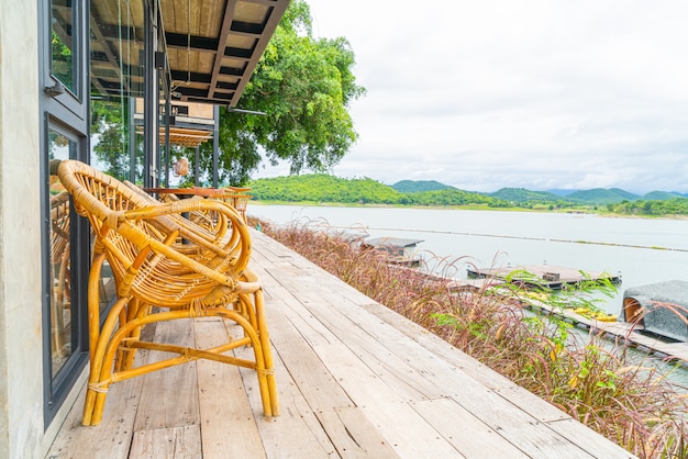 houten tafel en stoel in café-restaurant