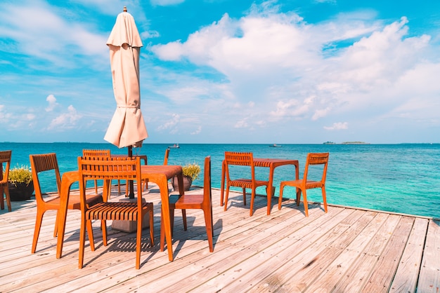 houten tafel en stoel met uitzicht op zee achtergrond in de Maldiven