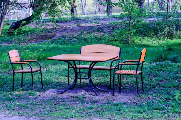 Houten tafel en stoelen buiten