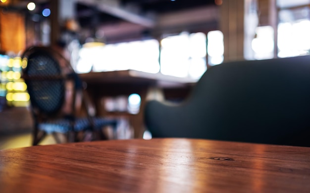 Houten tafel en stoelen in café