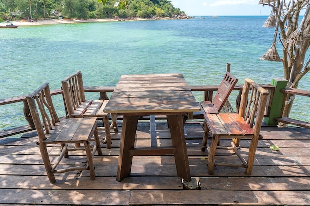 Houten tafel en stoelen in een leeg strandcafé naast het zeewatereiland Koh Phangan Thailand