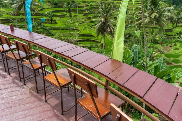 Houten tafel en stoelen in een leeg tropisch café naast rijstterrassen op het eiland Bali Indonesië close-up