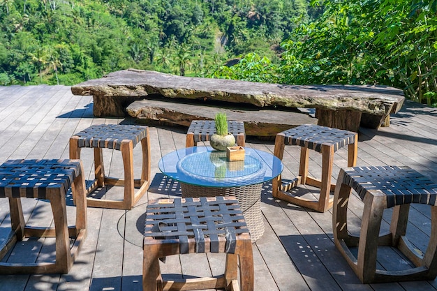 Houten tafel en stoelen in een leeg tropisch café naast rijstterrassen op het eiland Bali, Indonesië