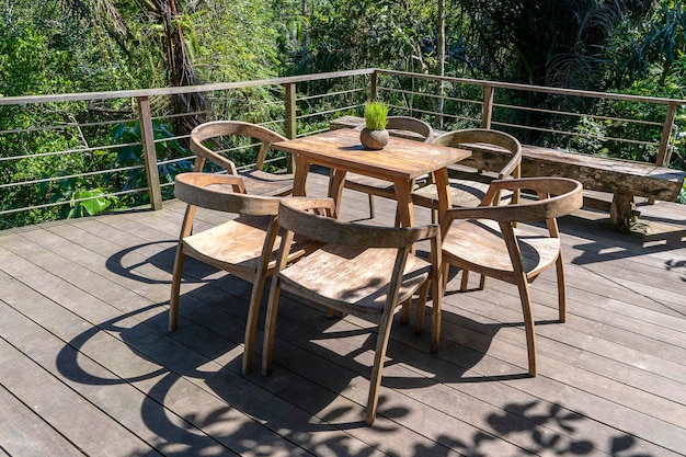 Houten tafel en stoelen in een leeg tropisch café naast rijstterrassen op het eiland Bali, Indonesië