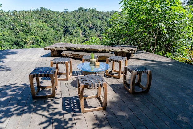 Houten tafel en stoelen in een leeg tropisch café naast rijstterrassen op het eiland Bali, Indonesië