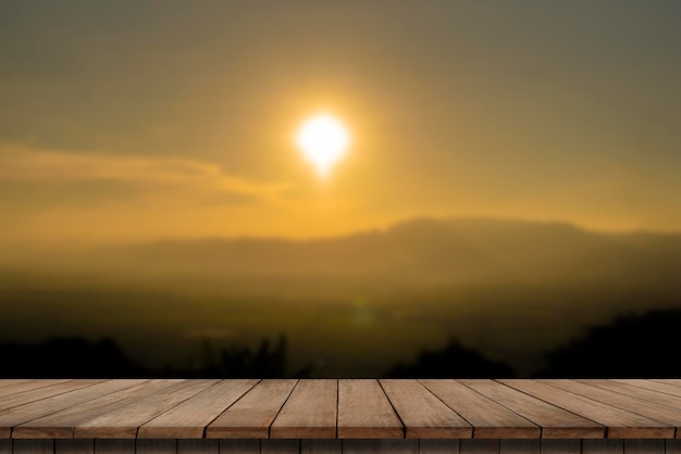 Houten tafel en vervaging van schoonheid zonsondergang hemel en bergen als achtergrond