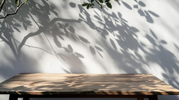 Houten tafel en witte lege muur met planten schaduw Tafel schaduw achtergrond