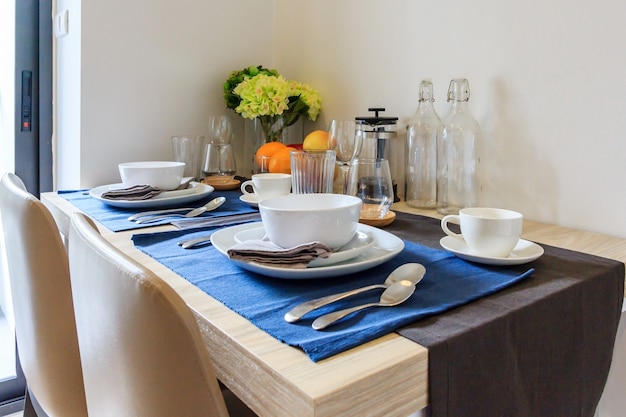 Houten tafel in de eetkamer met elegante tabel