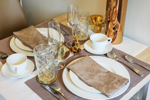 Houten tafel in de eetkamer met elegante tabel