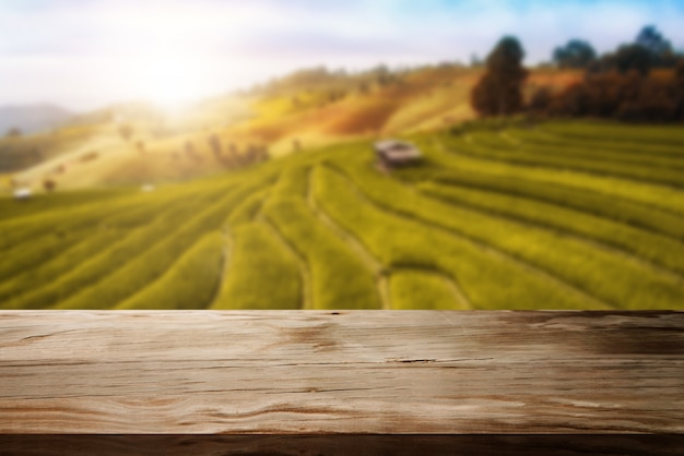 Houten tafel in de herfstlandschap met lege kopie ruimte voor productvertoning mockup.