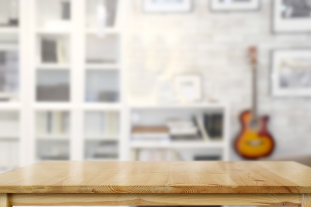 Houten tafel in de woonkamer