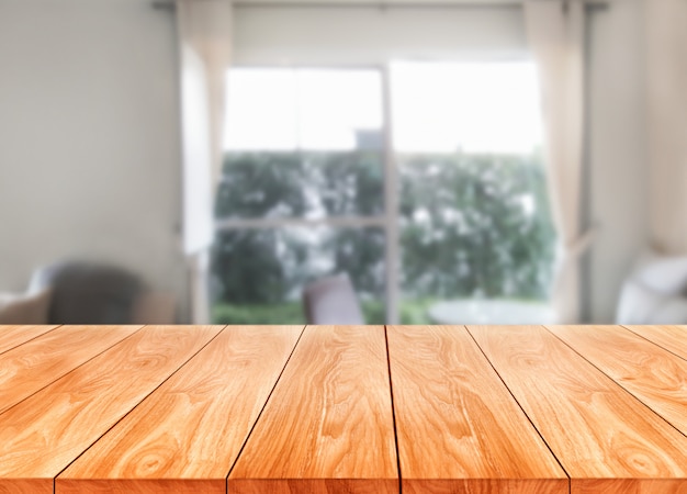 Houten tafel in moderne huiskamer decoratie.