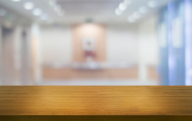 Houten tafel in moderne huiskamer decoratie.