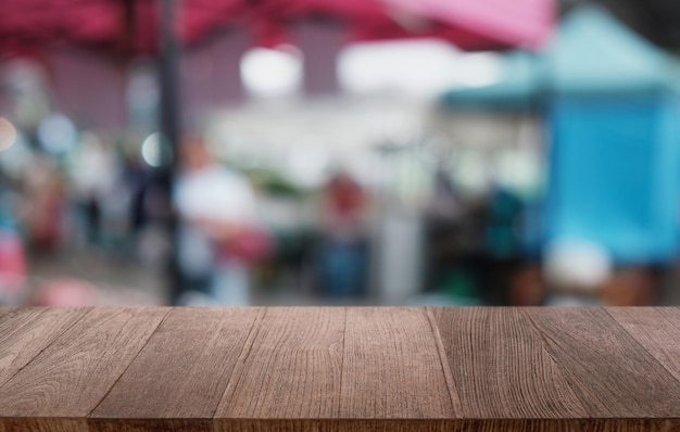 Houten tafel in onscherp achtergrond interieur van de kamer met lege kopieerruimte