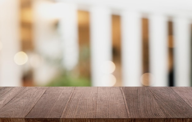 Houten tafel in onscherp achtergrond interieur van de kamer met lege kopieerruimte