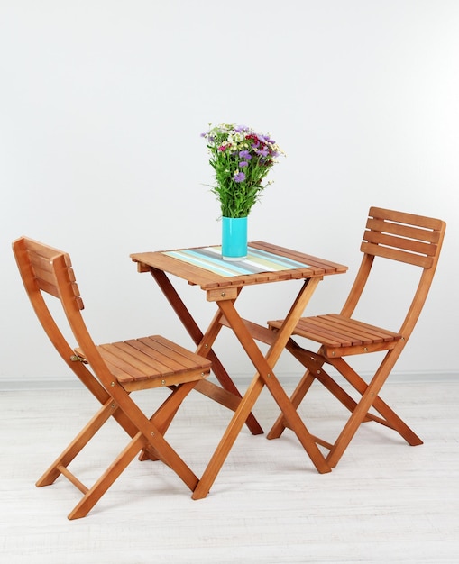 Houten tafel met bloem in de kamer