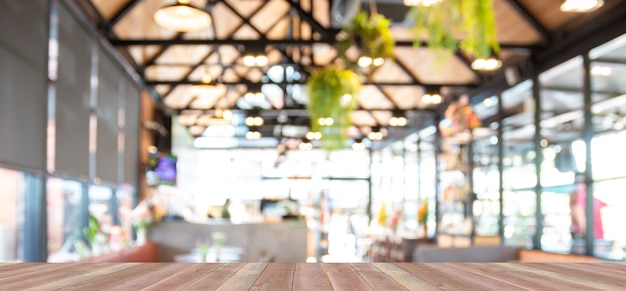 Houten tafel met café onscherpe achtergrond.